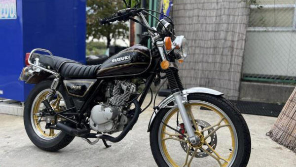 スズキ ＧＮ１２５Ｈ　旧車ルックカスタム　ショートマフラー　タックロール　ゴールドキャスト 